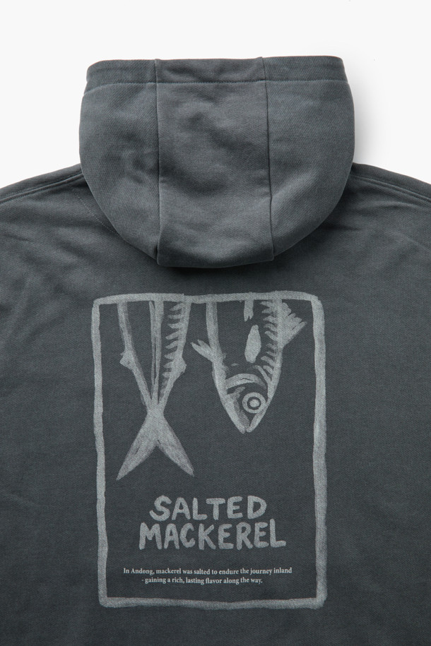 안동 솔티드 고등어 피그다잉 후드 집업은 빈티지하면서도 캐주얼한 무드를 연출하는 남녀공용 후드 집업입니다. 부드러운 면 소재로 제작되어 편안한 착용감을 선사하며, 두꺼운 두께감으로 가을, 겨울 시즌에 따뜻하게 입을 수 있습니다. 다크 그레이 컬러에 드롭 숄더와 루즈핏 디자인으로 트렌디함을 더했으며, 금속 투웨이 지퍼와 리브 조직 마감으로 퀄리티를 높였습니다. 고등어 그래픽 나염이 돋보이는 유니크한 디자인으로, 동네 마실룩, 가을 나들이룩, 겨울 데일리룩 등 다양한 TPO에 활용하기 좋습니다. 캐주얼, 스트리트 스타일을 즐겨 입는 분들께 추천합니다.
