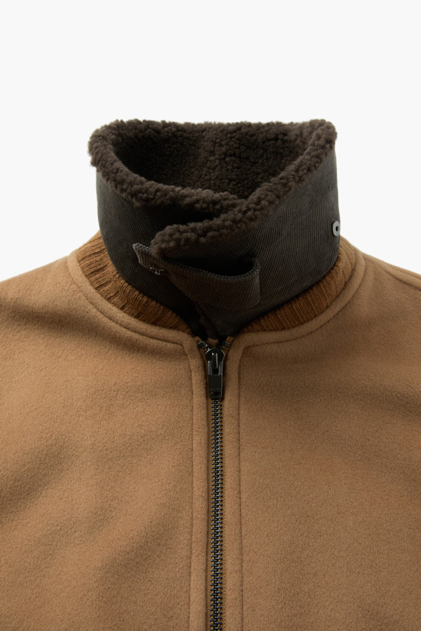 탈부착 퍼 카라 FUR (퍼) 디테쳐블 울 블루종 점퍼는 부드러운 메리노울과 울 소재로 제작되어 겨울철에도 따뜻하게 착용할 수 있습니다. 숏 기장의 볼륨감 있는 핏과 집업 여밈 방식으로 편안함을 더했으며, 클래식과 캐주얼 스타일 모두 소화 가능한 디자인입니다. 퀄팅 안감과 패딩 충전재는 보온성을 높이고, 니트 소매단과 밑단 마감으로 안정적인 착용감을 제공합니다. 은은한 광택감이 매력적인 이 블루종은 탈부착 가능한 퍼 카라로 다양한 스타일을 연출할 수 있습니다.
