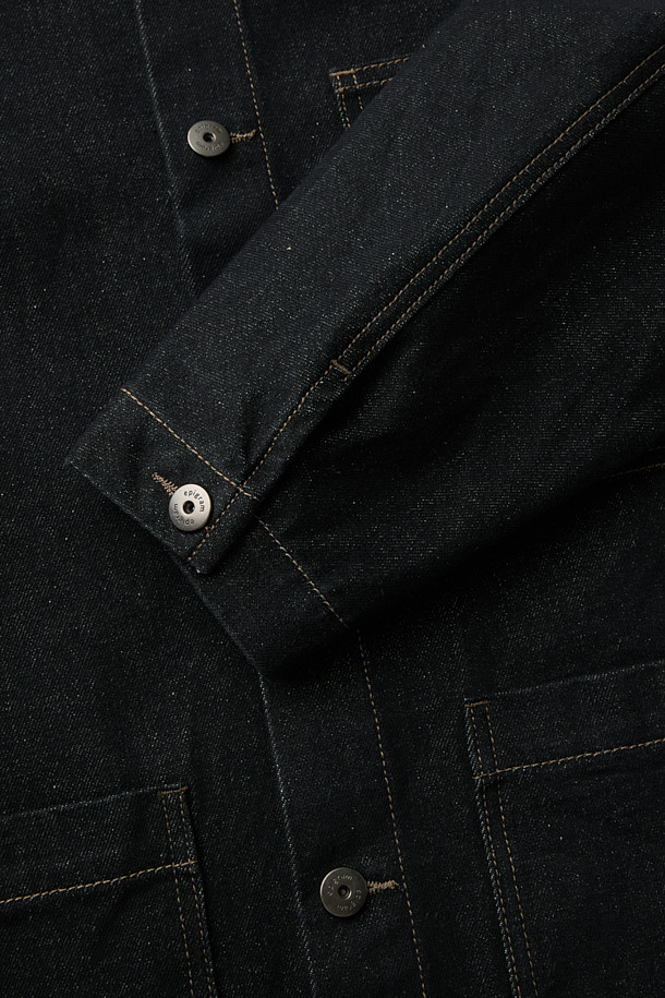 논페이드 스톤워싱 데님 초어 재킷은 남녀 모두 착용 가능한 아우터입니다. 클래식과 모던 스타일을 아우르는 디자인으로, 봄, 가을에 어울리는 중간 두께감의 데님 소재로 제작되었습니다. 한복 실루엣을 모티브로 한 독특한 디자인과 돌먼 슬리브, 다트 디테일, 패널 절개가 특징이며, 스톤워싱 가공을 통해 뻣뻣하지만 빈티지한 촉감을 살렸습니다. 넉넉한 오버핏과 루즈핏으로 편안한 착용감을 선사하며, 데이트룩에 완벽한 연출을 더합니다. 가슴 포켓과 사이드 포켓, 스냅 여밈 방식이 실용성을 더한 네이비 컬러의 데님 재킷입니다.
