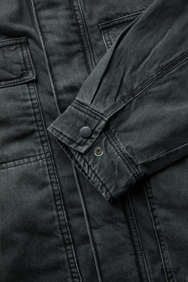 빈티지 워싱 데님 소재의 패디드 블루종 점퍼입니다. 넉넉한 오버핏으로 편안한 착용감을 선사하며, 초겨울까지 따뜻하게 입을 수 있는 두꺼운 두께감의 패딩 안감이 특징입니다. 플랩 포켓과 카라 디자인이 캐주얼하면서도 클래식한 분위기를 더합니다. 스냅 버튼과 히든 플래킷으로 깔끔하게 여밀 수 있으며, 블루 컬러가 어떤 옷에도 쉽게 매치되어 데일리룩으로 활용하기 좋습니다. 남녀 공용으로 착용 가능한 디자인입니다.
