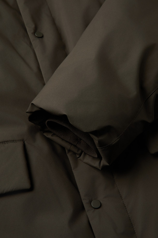 논퀼팅 숏 카라 다운은 미니멀하고 모던한 스타일의 겨울철 아우터입니다. 릴랙스핏으로 편안한 착용감을 제공하며, 두꺼운 두께감으로 뛰어난 보온성을 자랑합니다. 논퀼팅 디자인에 밑단 스트링, 플랩 포켓, 이중 포켓, 소매 리브 니트 등의 디테일이 돋보입니다. 다운 80%, 깃털 20%의 충전재와 기모 안감으로 따뜻함을 더하고, 방풍, 속건, 자외선 차단, 신축성, 경량 기능까지 갖춰 실용적입니다. 출근룩, 캐주얼 스타일 모두에 잘 어울리는 기본 아이템입니다.
