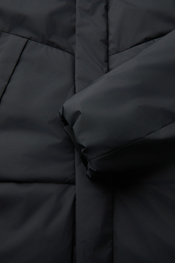 미니멀하고 베이직한 디자인의 논퀼팅 숏 후드 다운 점퍼입니다. 겨울철 출근룩에 적합하며, 숏 기장과 오버핏으로 트렌디한 스타일을 연출합니다. 80% 다운, 20% 깃털 충전재로 700~750 필파워의 우수한 보온성을 제공하며, 방풍 및 자외선 차단 기능으로 쾌적한 착용감을 선사합니다. 히든 플래킷, 이중 여밈, 소매 안쪽 니트 디테일, 가슴 및 슬릿 포켓, 밑단 스트링 등 섬세한 디테일이 돋보입니다. 블랙 컬러의 부드러운 폴리에스테르 소재로 제작되어 일상생활에서 편안하게 착용할 수 있습니다.
