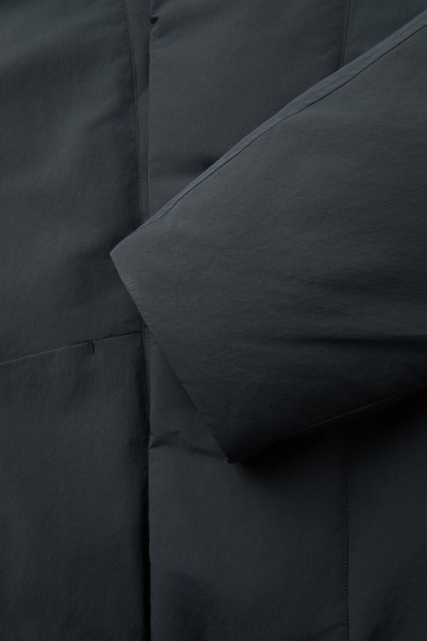 세련된 당신을 위한 숄 카라 숏 다운입니다. 모던하면서도 클래식한 스타일로, 겨울철 출근룩에 완벽하게 어울립니다. 숏 기장의 오버핏 또는 코쿤핏으로 편안하면서도 스타일리시하게 연출할 수 있습니다. 80% 다운, 20% 깃털 충전재와 700~750 필파워로 뛰어난 보온성을 자랑하며, 방풍 리브 소매와 발수 기능으로 추운 날씨에도 끄떡없습니다. 히든 스냅 여밈과 숄 카라 디자인이 고급스러움을 더합니다.
