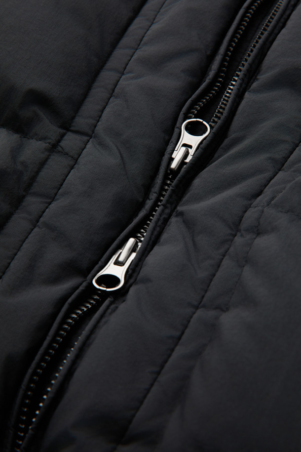 쌀쌀한 겨울 날씨에도 따뜻하고 스타일리시하게 연출할 수 있는 퀼팅 후드 미들 다운입니다. 블랙 컬러의 무지 디자인으로 어떤 스타일에도 쉽게 매치할 수 있으며, 캐주얼, 미니멀, 고프코어 스타일을 즐겨 입는 분들께 추천합니다. 넉넉한 루즈핏으로 편안한 착용감을 선사하며, 나일론 소재와 80% 다운, 20% 깃털 충전재, 머스코비 다운(700~750 필파워)으로 뛰어난 보온성을 제공합니다. 퀼팅 디자인, 드로우스트링, 투웨이 지퍼, 여러 개의 포켓 등 실용적인 디테일이 돋보이며, 여행룩, 캠핑룩 등 다양한 TPO에 활용 가능합니다. 초크 왁스 가공과 가먼트 워싱으로 은은한 멋을 더했습니다.
