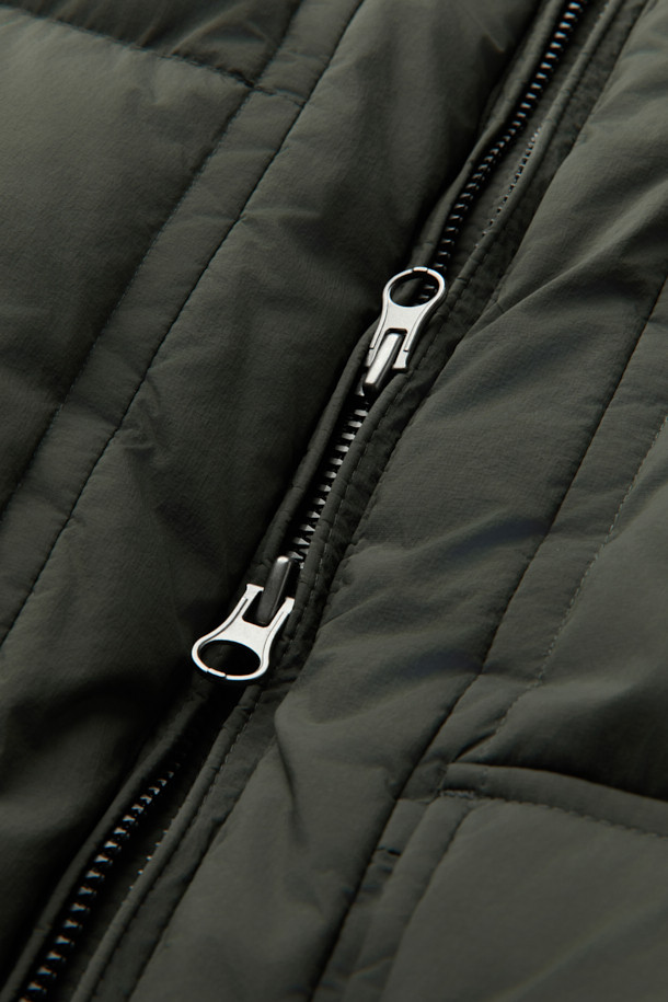 겨울철 캐주얼 스타일을 완성할 퀼팅 후드 미들 다운입니다. 드라이하고 매트한 질감의 나일론 소재로 제작되었으며, 퀼팅 디자인이 돋보입니다. 700~750 필파워의 머스코비 다운(다운 80%, 깃털 20%) 충전재로 보온성을 높였으며, 루즈핏으로 편안하게 착용 가능합니다. 투웨이 지퍼, 드로우스트링, 양옆 투웨이 포켓, 내부 인포켓, 하단 보조 포켓 등 실용적인 디테일을 더했습니다. 출근룩, 여행룩 등 다양한 TPO에 활용 가능하며, 미니멀, 클래식 스타일을 즐겨 입는 분들께 추천합니다.
