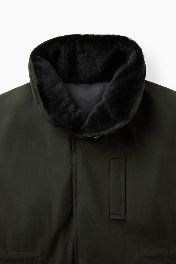 세련된 무드의 하이넥 FUR (퍼) 미들 다운입니다. 클래식하고 미니멀한 스타일로, 일상과 출근, 여행 등 다양한 TPO (티피오)에 활용하기 좋습니다. 방풍, 발수, 보온 기능으로 혹독한 겨울 추위에도 끄떡없으며, 왁스 코팅 처리된 나일론 소재로 고급스러움을 더했습니다. 머스코비 다운(700~750 필파워)과 다운 80%, 깃털 20% 충전재, 페이크 퍼 배색, 소뿔 단추, 허리 스트링 디테일로 보온성과 스타일을 동시에 잡았습니다.
