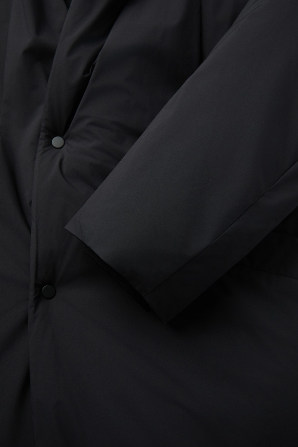 숄카라 롱 로브 다운은 쌀쌀한 겨울 날씨에도 따뜻하고 스타일리시하게 연출할 수 있는 아우터입니다. 클래식한 무드의 무지 디자인으로, 출근룩과 미니멀한 스타일 모두에 잘 어울립니다. 머스코비 다운 80%, 깃털 20% 충전재에 700~750 필파워로 뛰어난 보온성을 자랑하며, 2LAYER 방풍/방수 코팅으로 외부로부터의 보호 기능을 더했습니다. 부드러운 촉감의 폴리에스테르 소재에 숄카라 디자인, 롱 기장, 탈부착 허리벨트, 니트 리브 소맷단, 그리고 웰트 포켓으로 실용성과 디자인을 모두 갖추었습니다. 오버핏으로 편안한 착용감을 선사하며, 방풍, 방수, 보온, 경량 기능으로 겨울철 당신의 따뜻함을 책임져 줄 것입니다.
