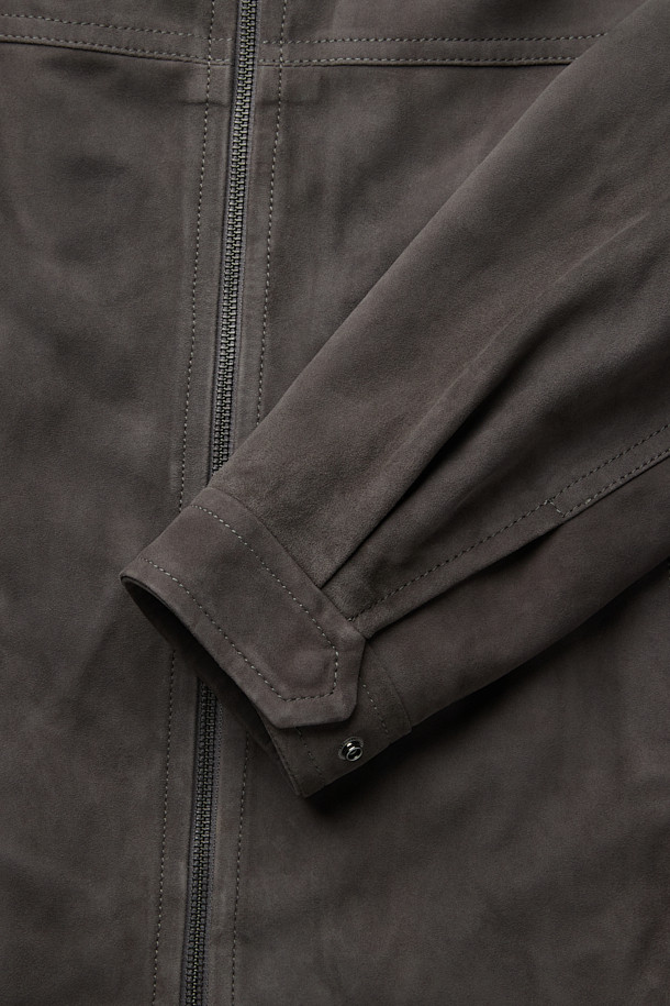 가을과 겨울, 당신의 스타일을 책임질 '고트 스웨이드 점퍼'입니다. 고급스러운 고트 스웨이드 소재와 부드러운 촉감이 특징이며, 세미 오버핏으로 편안한 착용감을 선사합니다. 브라운 컬러의 무지 디자인은 클래식하면서도 미니멀한 분위기를 연출하며, 2WAY 지퍼, 사이드 포켓, 히든 스냅 디테일이 돋보입니다. 긴 소매와 소매/밑단 사이즈 조절 기능으로 완벽한 핏을 완성할 수 있으며, 데이트룩, 모임룩 등 다양한 TPO에 활용하기 좋습니다.
