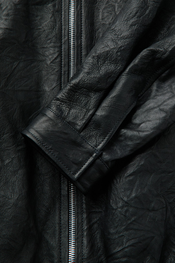 세련된 분위기를 연출하는 크링클 레더 블루종 점퍼입니다. 부드러운 소가죽 소재에 크링클 텍스처를 더해 고급스러운 질감을 선사하며, 봄, 가을 시즌에 착용하기 좋습니다. 캐주얼, 클래식 스타일 모두 소화 가능하며, 데이트룩, 모임룩에 잘 어울립니다. 오버핏 디자인으로 편안한 착용감을 제공하며, YKK EXCELLA 지퍼, 엘라스틱 밴드 밑단, 히든 스냅 디테일로 완성도를 높였습니다. 블랙 컬러의 무지 디자인으로 어떤 옷에도 쉽게 매치할 수 있는 활용도 높은 아이템입니다.
