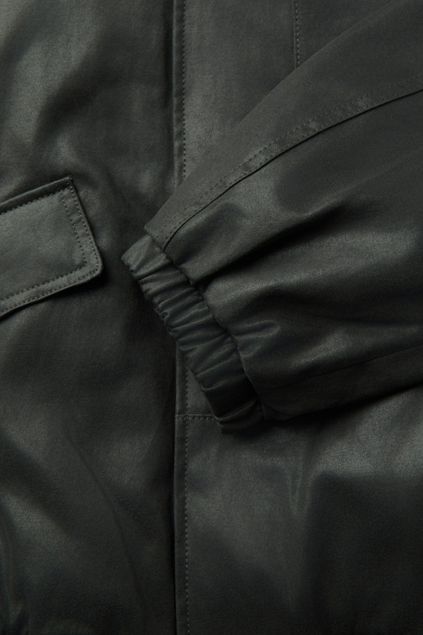 크랙 페이크 레더 점퍼는 여성스러운 캐주얼룩과 빈티지 무드를 동시에 연출하는 아우터입니다. 부드러운 촉감의 페이크 레더 소재와 은은한 광택감이 고급스러운 느낌을 더하며, 물과 오염에 강해 실용적입니다. 숏 기장의 코쿤핏 디자인으로 편안하면서도 스타일리시하게 착용 가능하며, 히든 지퍼와 스냅 여밈으로 깔끔함을 더했습니다. 소매단 엘라스틱 밴딩 처리, 2-WAY 포켓, 스모킹 마감 디테일이 돋보이며, 데이트룩, 모임룩, 미니멀, 시크 스타일 등 다양한 스타일에 활용하기 좋습니다. 블랙 컬러의 무지 크랙 패턴으로 어떤 옷에도 쉽게 매치할 수 있습니다.
