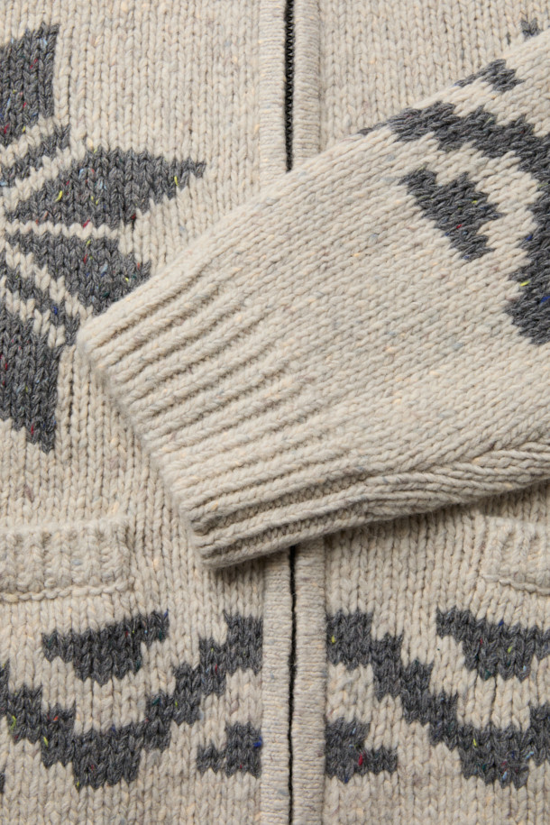 **오버핏 코위찬 알파카 니트 가디건**

겨울 데일리룩을 위한 오버핏 코위찬 알파카 니트 가디건입니다. 베이지와 그레이 두 가지 색상으로 출시되었으며, 1.5게이지 헤비 게이지 니트로 제작되어 보온성을 높였습니다. 울, 알파카, 나일론 혼방 소재로 부드러운 촉감을 선사하며, 전면 포켓과 지퍼형 여밈으로 실용성을 더했습니다. 클래식과 모던 스타일을 아우르며, 볼륨감 있는 오버핏 실루엣이 특징입니다. 자카드 코위찬 패턴이 돋보이는 니트 가디건으로, 겨울철 따뜻하고 스타일리시한 룩을 완성해보세요.
