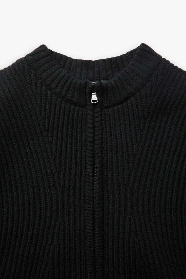 추운 겨울, 당신의 스타일을 책임질 디테쳐블 후드 니트 가디건입니다. 울 100% 소재로 제작되어 뛰어난 보온성과 부드러운 촉감을 선사하며, 레귤러 핏으로 편안한 착용감을 제공합니다. 후드 탈부착이 가능하여 다양한 스타일 연출이 용이하며, 페이크 레더 포켓 디테일이 돋보입니다. 블랙 컬러의 무지 디자인으로 클래식, 미니멀, 캐주얼 등 어떤 스타일에도 매치하기 좋으며, 출근룩과 모임룩에 모두 활용 가능합니다. 집업 방식으로 간편하게 착용할 수 있으며, 안감은 스트레치 소재로 활동성을 더했습니다.
