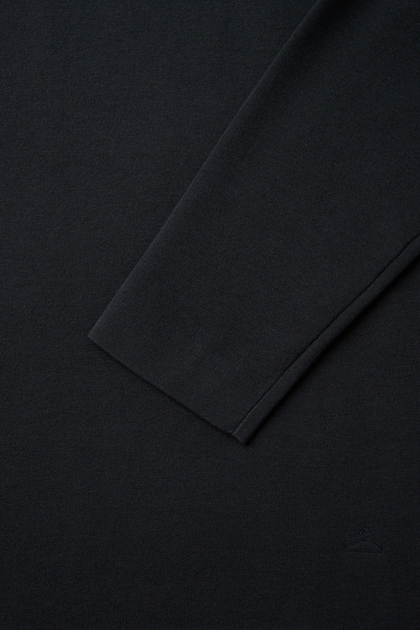 **에센셜 이중직 니트 풀오버**는 미니멀하고 베이직한 스타일을 추구하는 분들을 위한 겨울, 가을철 필수 아이템입니다. 부드러운 촉감의 울과 PBT 혼방 소재로 제작되어 뛰어난 보온성과 신축성을 자랑하며, 유연한 드레이프감을 선사합니다. 특히, 밀도감 있는 이중직 구조는 추운 날씨에도 따뜻함을 유지해 줍니다. 라운드넥과 레귤러핏 디자인으로 겨울 데일리룩, 출근룩, 오피스룩 등 다양한 TPO에 활용하기 좋습니다. 무지 패턴의 블랙 컬러로 어떤 옷에도 쉽게 매치하여 미니멀, 클래식, 캐주얼 스타일을 연출할 수 있습니다.
