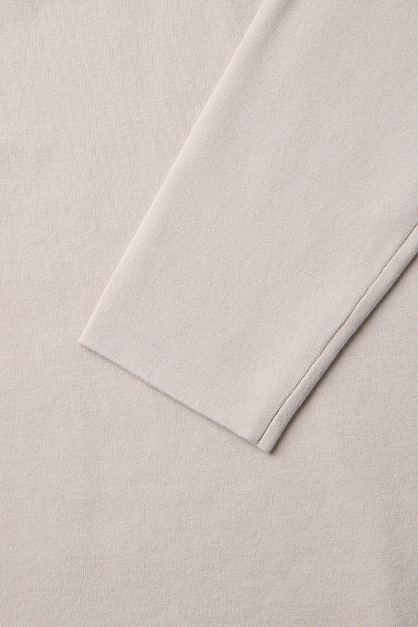 가을, 겨울 시즌에 따뜻하게 입기 좋은 에센셜 이중직 니트 풀오버입니다. 부드러운 촉감의 울과 PBT 혼방 소재로 제작되었으며, 이중직 구조로 뛰어난 보온성을 자랑합니다. 루즈핏 라운드넥 디자인으로 편안한 착용감을 선사하며, 밀도감 있는 짜임과 유연한 드레이프, 베이직한 무드의 디자인으로 겨울 데일리룩, 집콕룩, 카페룩 등 다양한 스타일 연출에 용이합니다. 미니멀, 클래식, 캐주얼 스타일을 즐겨 입는 분들께 추천합니다.
