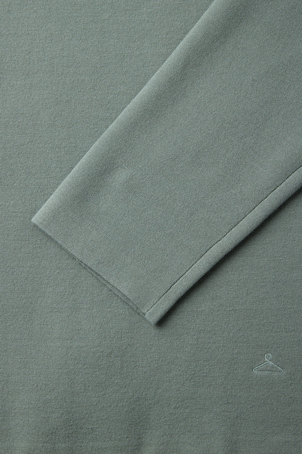 세련된 남성 스타일을 완성할 에센셜 이중직 니트 풀오버입니다. 부드러운 촉감의 울과 PBT 혼방 소재를 사용하여 가을, 겨울 시즌 따뜻하고 편안하게 착용할 수 있습니다. 세이지 그린 컬러와 미니멀한 디자인이 어우러져 어떤 룩에도 잘 어울리는 베이직 아이템입니다. 이중직 구조로 제작되어 보온성과 신축성이 뛰어나며, 밀도감 있는 짜임과 유연한 드레이프감으로 고급스러운 실루엣을 연출합니다. 레귤러핏 라운드넥 디자인으로 겨울 데일리룩, 카페룩, 데이트룩 등 다양한 TPO에 활용 가능합니다.
