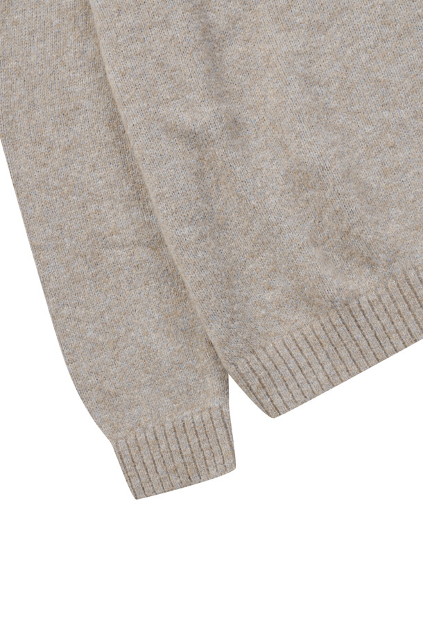 "셰기울" 알파카 라운드넥 니트 풀오버는 부드러운 촉감과 헤어리한 질감이 특징인 여성용 니트입니다. 베이직하고 미니멀한 스타일로, 겨울철 데일리룩과 집콕룩에 활용하기 좋습니다. 두꺼운 두께감과 보온성을 갖춰 추운 날씨에도 따뜻하게 입을 수 있으며, 세미 오버핏과 루즈핏으로 편안한 착용감을 제공합니다. 드롭숄더 디자인과 골지 소매단, 밑단이 돋보이며, 베이지와 멜란지 두 가지 색상으로 만나볼 수 있습니다. 울, 알파카, 나일론 혼방 소재로 제작되어 고급스러운 외관을 자랑합니다.
