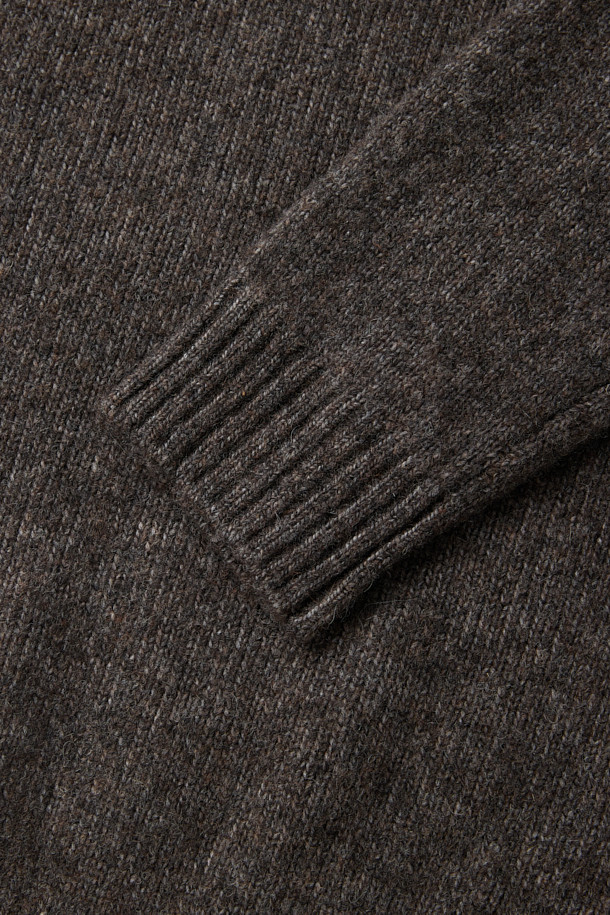 부드러운 촉감과 뛰어난 보온성을 자랑하는 셰기울 브이넥 니트 풀오버입니다. 멜란지 그레이 컬러에 헤어리한 텍스쳐가 돋보이며, 클래식하면서도 베이직한 스타일을 연출합니다. 두꺼운 두께감과 브러싱 가공으로 포근함을 더하고, 루즈핏 디자인으로 편안한 착용감을 선사합니다. 겨울철 데일리룩, 모임룩, 데이트룩 등 다양한 TPO에 활용하기 좋으며, 리브 조직 마감과 브이넥 디자인으로 세련된 무드를 더했습니다.
