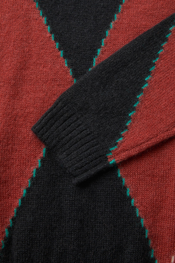 네이비, 브릭, 민트 컬러 배색이 돋보이는 컬러 블럭 아가일 라운드넥 니트 풀오버입니다. 울과 알파카 혼방 소재로 제작되어 포근하고 헤어리한 촉감을 선사하며, 겨울철 따뜻하게 착용하기 좋습니다. 앞뒤 반전 아가일 패턴과 비대칭 컬러 블록 구성이 유니크한 스타일을 연출합니다. 세미 오버핏으로 편안하게 착용 가능하며, 라운드넥과 긴 소매 디자인으로 데이트룩, 클래식, 미니멀, 캐주얼 스타일 모두 소화 가능합니다. 리브 조직 마감과 입체적인 디자인으로 완성도를 높였습니다.
