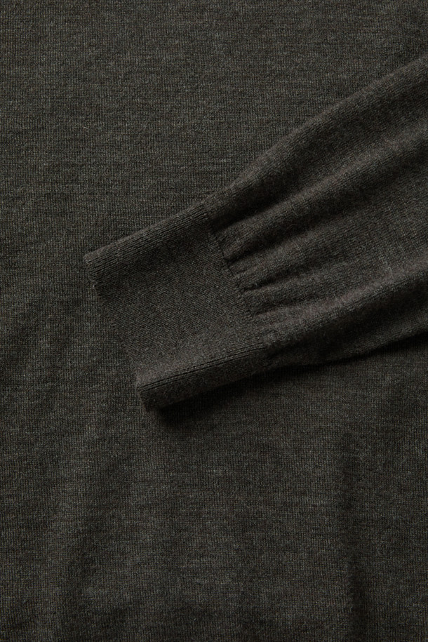 BOTTO(보또) 모크넥 니트 풀오버는 겨울철 클래식하고 단정한 스타일을 연출하기에 적합한 상의입니다. 부드러운 촉감의 이탈리아 BOTTO(보또)사 울 혼방 원사를 사용하여 제작되었으며, 얇은 두께감으로 편안한 착용감을 제공합니다. 12게이지 편직으로 제작되었으며, 은은한 광택감과 레글런 소매, 리브 조직 마감 디테일이 특징입니다. 다크그레이 컬러의 레귤러핏으로, 데일리룩, 오피스룩, 모임룩 등 다양한 TPO에 활용할 수 있습니다. 모크넥 디자인이 클래식하고 미니멀한 무드를 더해줍니다.
