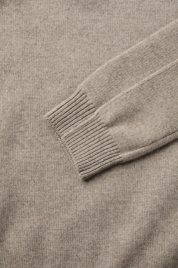 부드러운 촉감의 에어울 원사로 제작된 하프 집업 니트입니다. 베이지와 멜란지 두 가지 색상으로 출시되었으며, 일상 속에서 미니멀하고 베이직한 스타일을 연출하기 좋습니다. 하이넥 구조와 카라 변형이 가능한 디자인으로, 터틀넥 또는 하프넥 형태로 다양한 연출이 가능합니다. 가을, 겨울 시즌에 따뜻하게 착용할 수 있는 두꺼운 두께감과 보온성을 갖춘 레귤러핏 긴소매 니트로, 가볍게 걸쳐 입기 좋은 실용적인 아이템입니다. 겨울 데일리룩, 카페룩, 산책룩 등 다양한 TPO에 활용할 수 있습니다.
