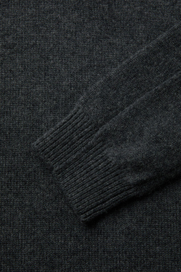 가을과 겨울, 당신의 몸을 따뜻하게 감싸줄 에어울 하프 집업 니트입니다. 부드러운 촉감의 에어울 원사를 사용하여 제작되었으며, 멜란지 톤의 차콜 그레이 컬러가 미니멀하고 베이직한 스타일을 연출합니다. 하프넥 또는 터틀넥으로 변형 가능하여 다양한 스타일을 소화할 수 있으며, 레귤러핏과 긴 소매 기장으로 편안한 착용감을 선사합니다. 보온성과 경량성을 갖춰 일상, 산책, 집콕 등 다양한 TPO에 활용하기 좋습니다.
