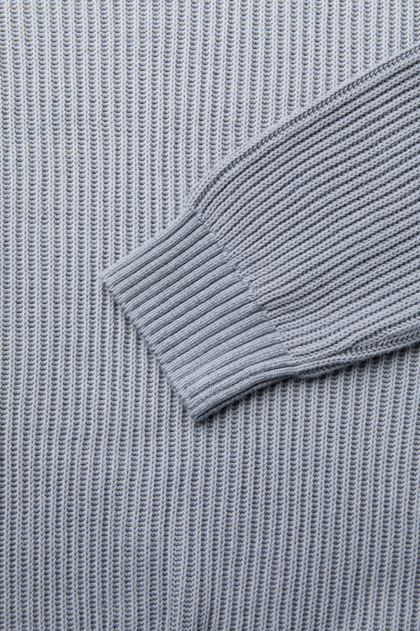 부드러운 촉감의 그라데이션 다잉 라운드 풀오버 니트입니다. 가을, 겨울 시즌에 어울리는 두꺼운 두께감으로 따뜻하게 착용할 수 있습니다. 오가닉 코튼을 사용하여 제작되어, 통기성이 우수하며, 입체적인 조직감으로 포인트를 더했습니다. 캐주얼, 베이직 스타일을 선호하는 분들께 추천하며, 데일리룩, 집콕룩, 산책룩 등 다양한 TPO에 활용 가능합니다. 레귤러핏으로 편안하게 착용할 수 있는 긴소매 니트입니다.
