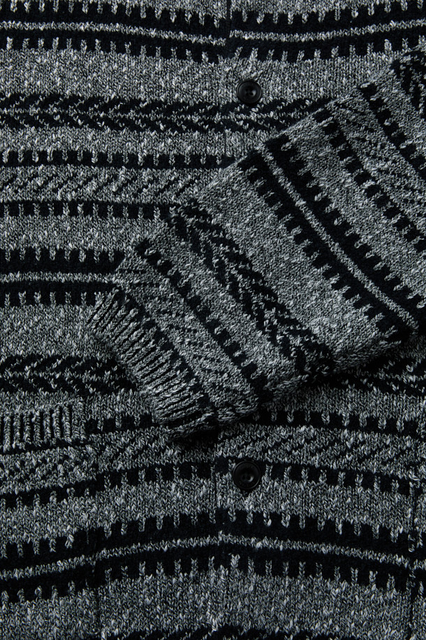 자카드 패턴 카라 니트 가디건은 겨울철 데일리룩, 데이트룩, 카페룩에 모두 잘 어울리는 베이직 스타일의 상의입니다. 블랙과 화이트 두 가지 색상으로 출시되었으며, 오버핏으로 편안한 착용감을 선사합니다. 두꺼운 두께감의 니트 소재에 자카드 패턴으로 입체감 있는 조직감을 더했으며, 아웃포켓 디테일과 리브 조직 마감, 높은 내구성을 자랑합니다. 카라 디자인과 버튼 여밈 방식으로 클래식, 미니멀, 캐주얼 등 다양한 스타일을 연출할 수 있습니다. 긴 소매 기장으로 보온성을 높여 겨울철에도 따뜻하게 착용 가능합니다.
