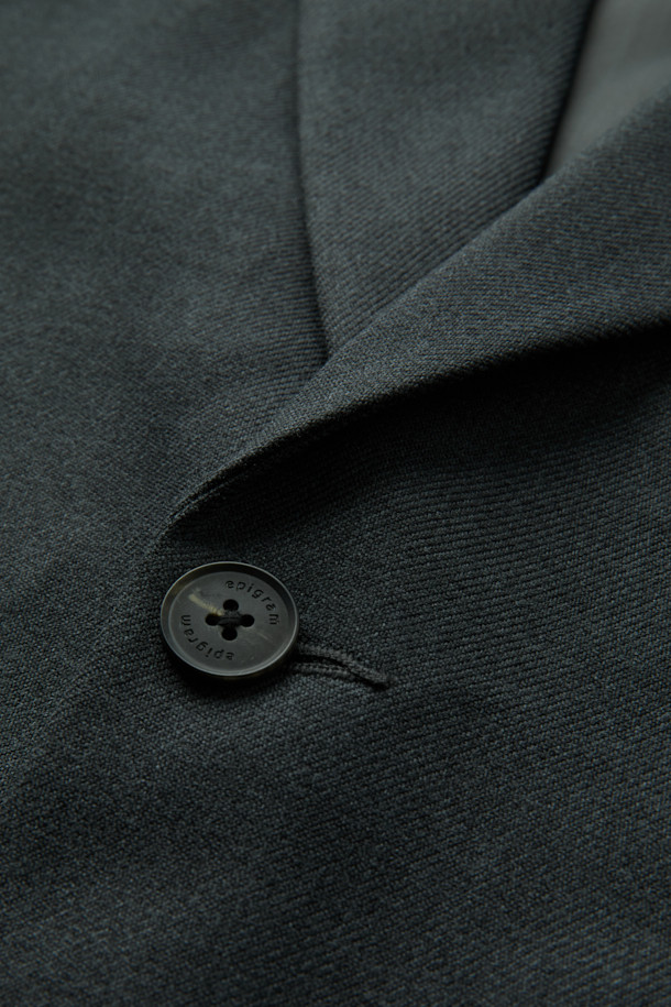 멜란지 차콜 컬러의 싱글 릴렉스 셋업 재킷입니다. 부드러운 촉감의 폴리에스테르 소재로 제작되어 편안한 착용감을 선사하며, 봄, 가을 시즌에 활용하기 좋습니다. 릴렉스 핏과 싱글 버튼 여밈으로 미니멀하고 포멀한 스타일을 연출합니다. 플랩 포켓과 멜란지 트윌 조직, 신축성 있는 소재로 활동성을 더했습니다. 오피스룩, 비즈니스 캐주얼, 모임룩 등 다양한 TPO에 미니멀, 클래식, 시크한 무드로 활용할 수 있습니다.
