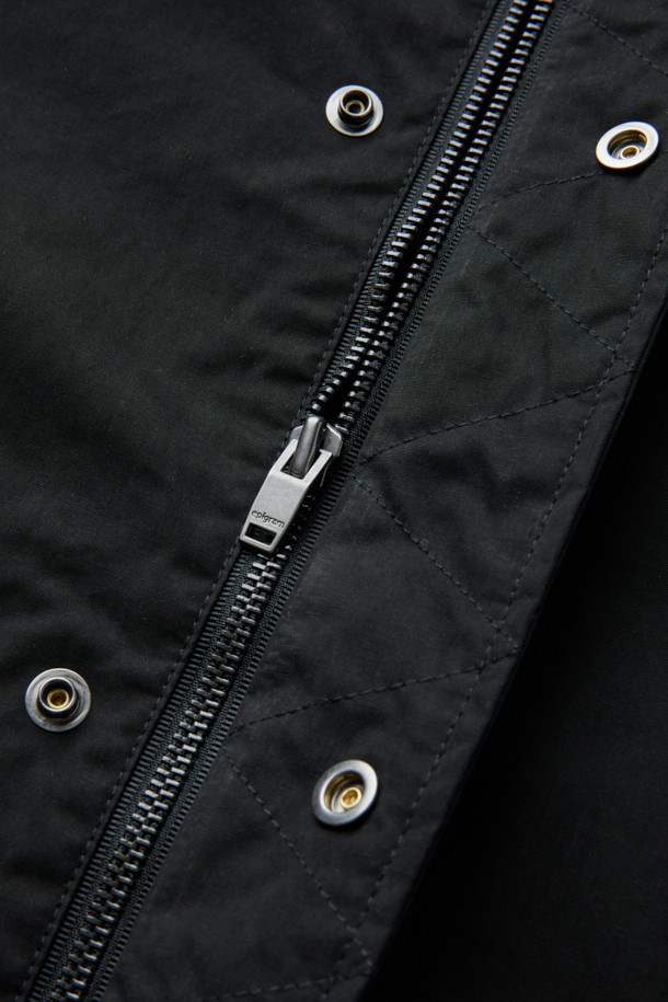 가을, 겨울 시즌에 어울리는 코듀로이 칼라 배색 재킷입니다. 차콜, 베이지 두 가지 색상으로 출시되었으며, 캐주얼한 스타일을 연출하기 좋습니다. 숏 기장의 세미오버핏으로 편안한 착용감을 선사하며, 탄탄한 코튼, 나일론, 코듀로이 혼방 소재로 제작되었습니다. 드랍 숄더, 카라와 소매단의 코듀로이 배색, 뒷 소매 턱 디테일, 지그재그 스티치 등의 특징으로 디자인적인 완성도를 높였습니다. 겨울 데일리룩이나 동네 마실룩에 활용하기 좋은 아이템입니다.
