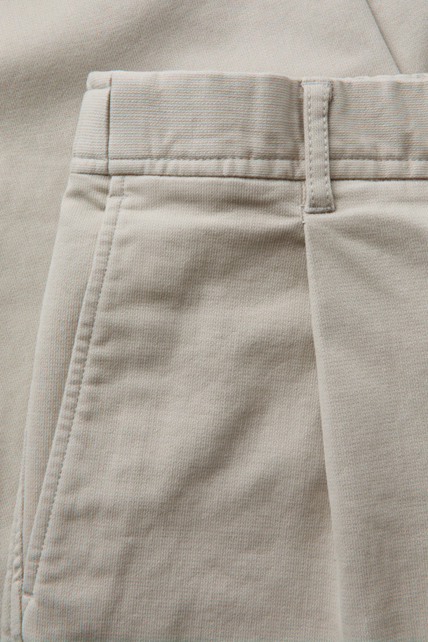 코튼 위켄드 원턱 팬츠는 부드러운 촉감의 면과 스판덱스 혼방 소재로 제작되어 편안한 착용감을 선사합니다. 베이직하고 캐주얼한 스타일로, 출근룩과 비즈니스 캐주얼에 활용하기 좋습니다. 엉덩이 부분에 여유를 더한 위켄드핏과 다리가 길어 보이는 테이퍼드 핏으로 세련된 실루엣을 연출합니다. 원턱 디자인과 하프 밴딩으로 편안함을 더했으며, 구김이 적고 관리가 용이하여 실용적입니다. 가을 시즌에 어울리는 베이지 컬러의 긴 기장 바지입니다.