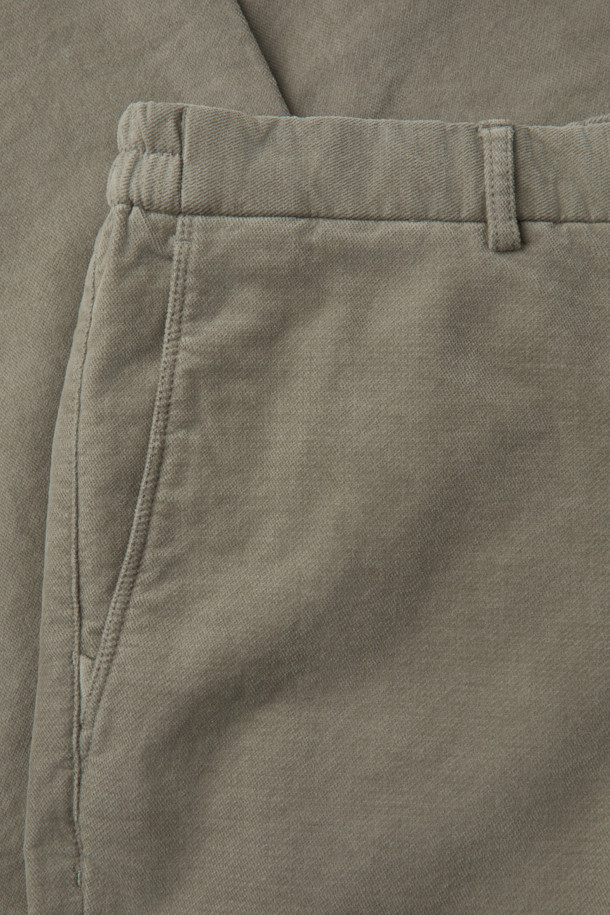 "브러시드 데일리 팬츠"는 부드러운 촉감의 면, 레이온 혼방 소재로 제작되어 겨울철에도 따뜻하게 착용할 수 있습니다. 베이지, 카키 두 가지 색상으로 출시되었으며, 캐주얼, 클래식, 미니멀 스타일을 모두 소화 가능합니다. 슬림 핏과 스트레이트 핏으로, 출근룩과 모임룩 등 다양한 TPO에 활용할 수 있습니다. 벨벳과 같은 브러시드 가공으로 고급스러운 느낌과 빈티지한 워싱 처리가 돋보입니다. 하프 밴딩으로 편안함까지 갖춘 데일리 팬츠입니다.
