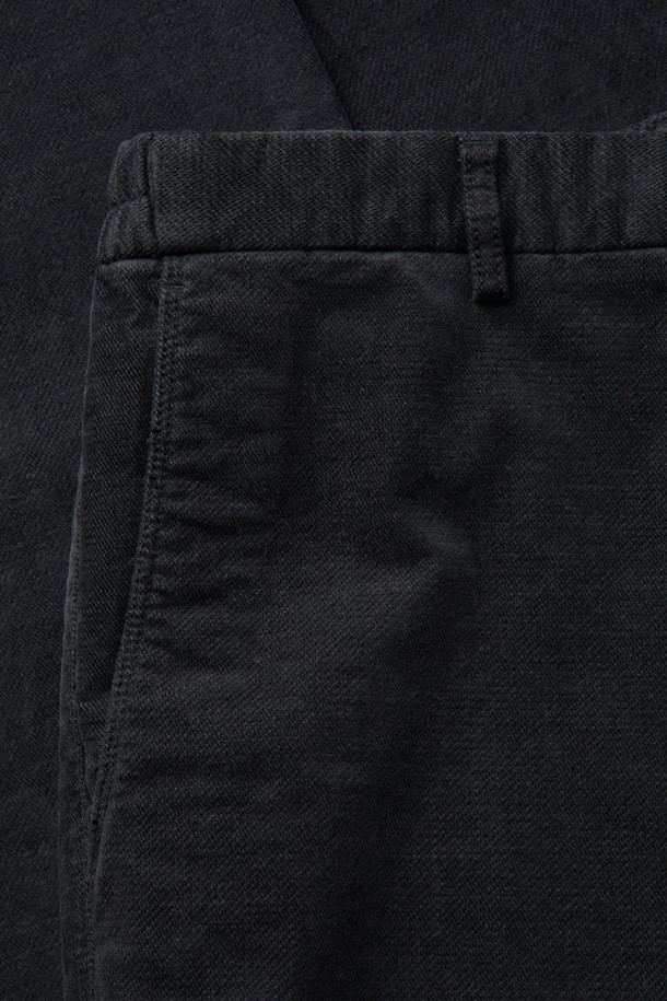 부드러운 면과 레이온 혼방 소재로 제작되어 겨울철에도 따뜻하게 착용 가능한 브러시드 데일리 팬츠입니다. 블랙 컬러의 무지 디자인으로 어떤 스타일에도 매치하기 쉬우며, 슬림 핏과 스트레이트 핏으로 세련된 핏을 연출합니다. 벨벳과 같은 브러시드 가공으로 부드러운 촉감을 선사하며, 은은한 빈티지 느낌을 더해줍니다. 허리는 하프 밴딩으로 편안하게 착용 가능하며, 일상에서 편안함과 스타일리시함을 동시에 만족시키는 아이템입니다. 캐주얼, 미니멀, 클래식 스타일을 즐겨 입는 분들께 추천합니다.
