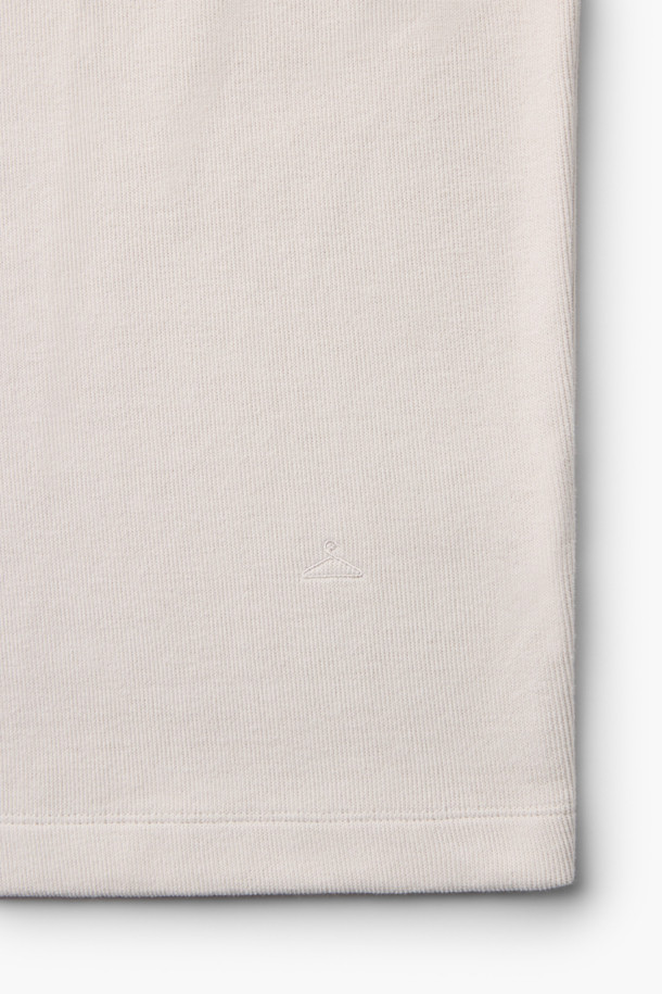 사카리바 라운드 티셔츠는 겨울철 데일리룩에 적합한 베이직 스타일의 긴소매 티셔츠입니다. 부드러운 촉감의 사카리바 소재를 사용하여 보온성을 높였으며, 레귤러 핏과 라운드넥 디자인으로 편안한 착용감을 선사합니다. 피치드 가공과 싱글 조직으로 제작되어 내구성을 더했으며, 아이보리, 다크그레이 두 가지 색상으로 출시되어 다양한 스타일 연출이 가능합니다. 미니멀, 클래식, 캐주얼 스타일을 즐겨 입는 분들께 추천합니다.
