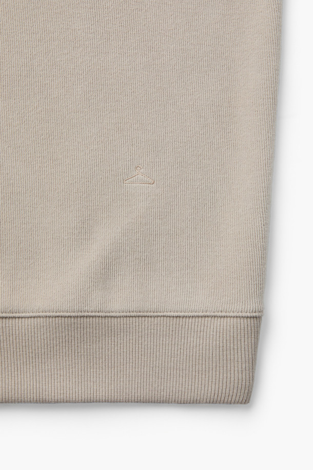 부드러운 면 소재로 제작되어 포근한 착용감을 선사하는 오버핏 사카리바 맨투맨입니다. 멜란지 차콜과 라이트 그레이 두 가지 색상으로 출시되어 어떤 스타일에도 쉽게 매치할 수 있습니다. 넉넉한 오버핏으로 편안한 활동성을 보장하며, 가을과 겨울, 일상에서 따뜻하게 입을 수 있습니다. 피치드 가공 처리로 부드러운 촉감을 더했으며, 블루종 밑단 디자인으로 스타일리시함을 더했습니다. 캠핑룩, 집콕룩 등 다양한 TPO에 캐주얼, 미니멀, 클래식 스타일로 활용하기 좋습니다.
