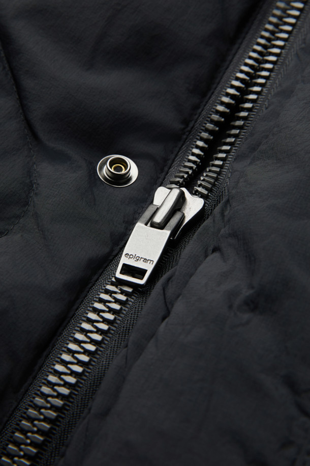 가볍고 따뜻한 경량 퀼팅 숏 다운 점퍼입니다. 캐주얼, 미니멀, 고프코어 스타일을 아우르며 일상 및 아웃도어 활동에 적합합니다. 블랙 컬러의 세미 오버핏으로, 드랍 숄더와 항아리 모양 퀼팅 디자인이 특징입니다. 덕다운(다운 80%, 깃털 20%) 충전재와 650 필파워로 보온성을 높였습니다. 소매 시보리, 후리스 주머니, 사이드 플랩 포켓, 안쪽 사이드 포켓, 하단 아웃 포켓 등 다양한 디테일로 실용성을 더했습니다. 캠핑룩 연출에도 좋습니다.
