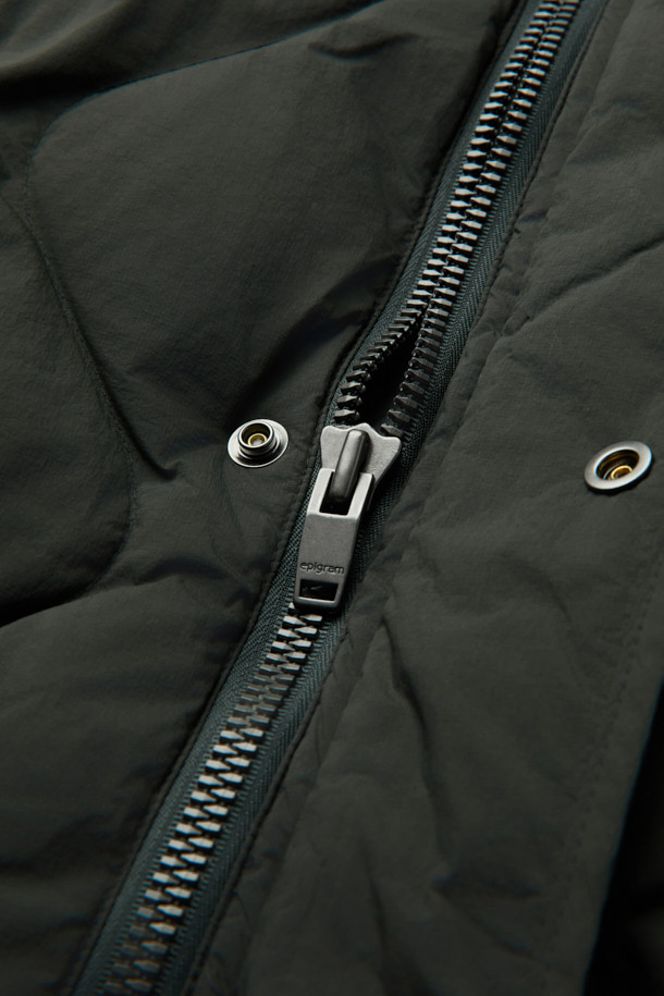 경량 퀼팅 숏 다운 점퍼는 겨울철 따뜻함과 스타일을 모두 잡은 아우터입니다. 세미 오버핏으로 제작되어 편안한 착용감을 선사하며, 드랍 숄더 디자인으로 트렌디한 무드를 연출합니다. 650 필파워의 덕다운 80%, 깃털 20% 충전재에, 숏 기장으로 활동성을 높였습니다. 그린 색상과 퀼팅 패턴이 캐주얼하고 미니멀한 스타일을 완성하며, 캠핑룩과 고프코어 스타일 연출에도 용이합니다. 소매 시보리, 후리스 주머니, 사이드 플랩 포켓, 안쪽 사이드 포켓, 하단 아웃 포켓 등 실용적인 디테일이 돋보이는 제품입니다.
