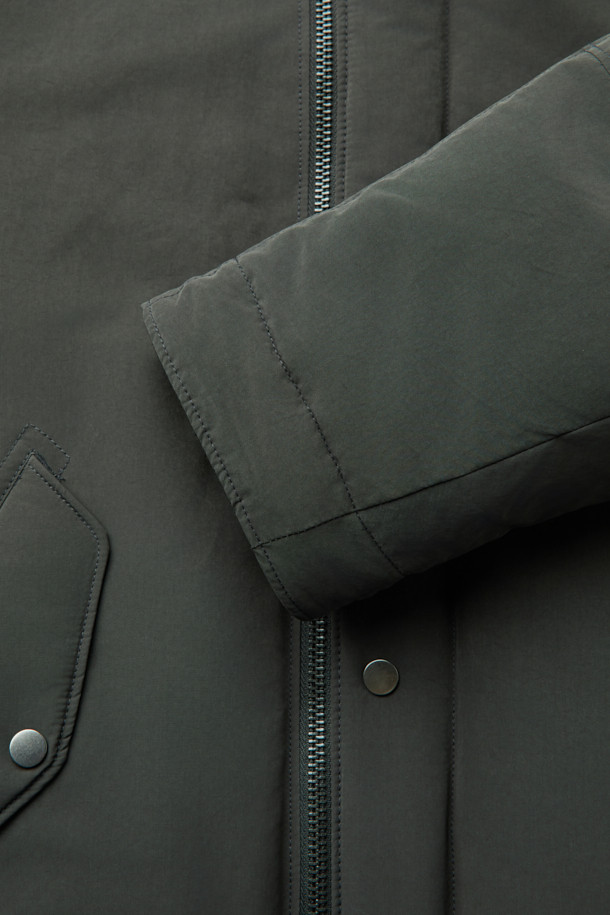 메리노 퍼(FUR) 숏 다운 점퍼는 겨울철 일상, 아웃도어 활동은 물론 캠핑룩에 활용하기 좋은 아우터입니다. 베이직한 디자인에 카키 색상으로 어떤 스타일에도 잘 어울립니다. 메리노 퍼(FUR) 카라 탈부착이 가능하며, 덕다운 80%와 깃털 20%의 충전재, 필파워 650으로 우수한 보온성을 자랑합니다. 숏 기장, 레귤러핏으로 편안한 착용감을 제공하며, 소매 시보리, 기모 주머니, 사이드 플랩 포켓, 내부 사이드 포켓, 하단 아웃 포켓 등 실용적인 디테일을 더했습니다. 부드러운 촉감과 가벼운 무게감으로 편안하게 착용할 수 있습니다.
