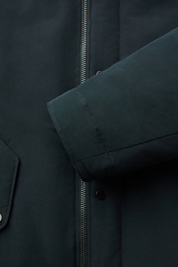 메리노FUR 숏 다운 점퍼는 겨울철 따뜻함과 스타일을 동시에 잡을 수 있는 아우터입니다. 블랙과 베이지 두 가지 색상으로 출시되어 출근룩, 여행룩 등 다양한 TPO에 활용 가능하며, 미니멀, 클래식, 캐주얼 스타일을 연출하기 좋습니다. 메리노 카라 탈부착이 가능하며, 덕다운 80%와 깃털 20% 충전재, 필파워 650으로 보온성과 경량성을 동시에 제공합니다. 숏 기장의 레귤러핏 디자인에, 소매 시보리, 기모 주머니, 사이드 플랩 포켓, 내부 사이드 포켓 2개 등 실용적인 디테일을 더했습니다. 부드러운 촉감과 긴 소매 기장으로 편안하게 착용할 수 있는 데일리 다운 점퍼입니다.
