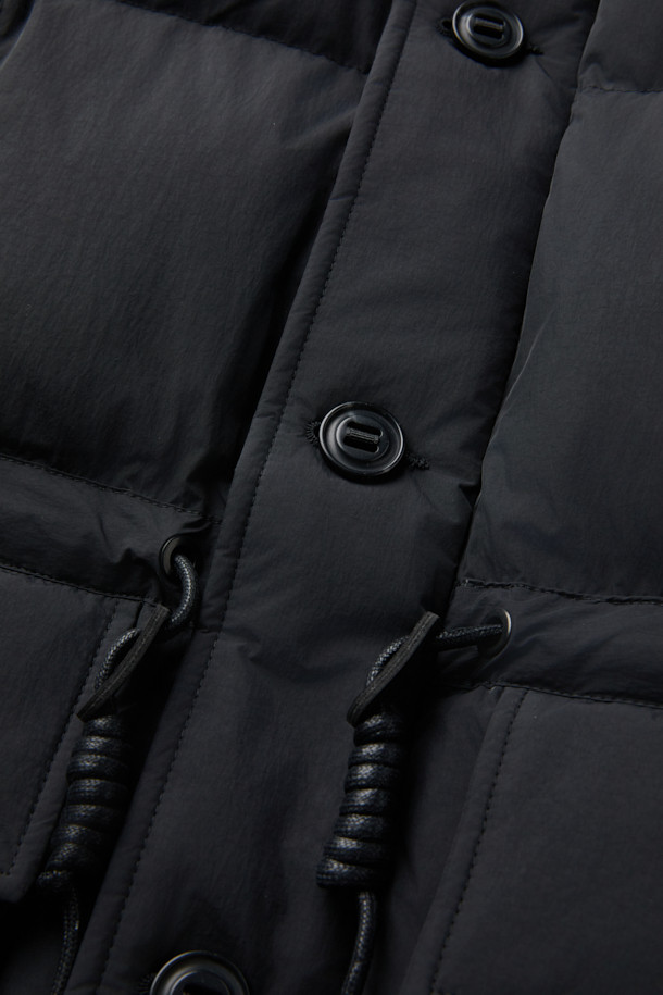 클래식한 매력의 스퀘어 퀼팅 후드 미들 다운은 겨울철 출근룩과 여행룩에 모두 잘 어울립니다. 부드러운 머스코비 다운 충전재(솜털 80%, 깃털 20%)와 필파워 700~750으로 뛰어난 보온성을 제공하며, 여유로운 핏으로 편안한 착용감을 선사합니다. 허리 스트링, 빅 포켓, 내부 및 하단 보조 포켓, 후드 디자인으로 실용성을 높였으며, 버튼 여밈 방식으로 간편하게 착용할 수 있습니다. 미디엄 기장의 블랙 컬러 다운 점퍼로, 미니멀하고 캐주얼한 스타일을 연출하기 좋습니다.
