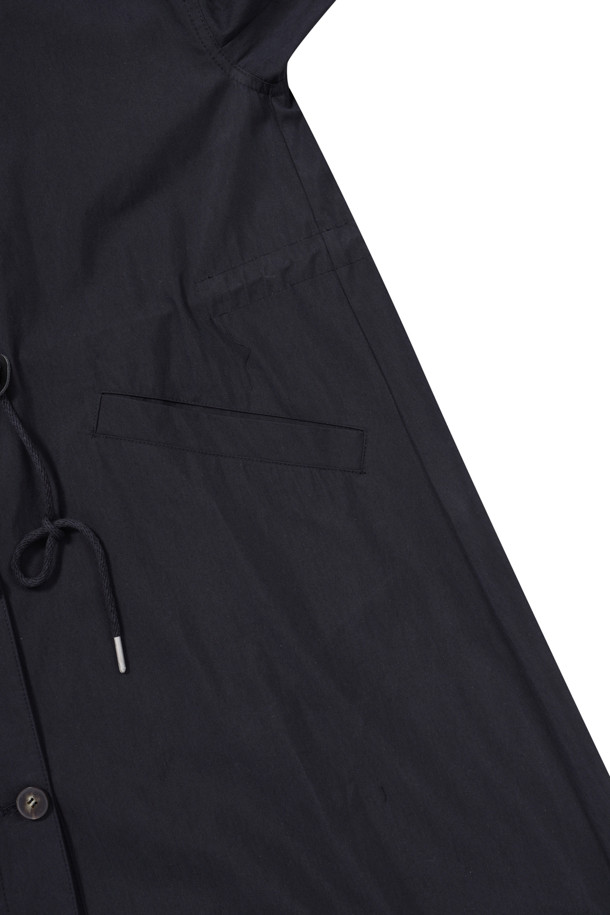 [에피그램 여성] 후드 스트링 롱코트는 캐주얼한 스타일의 여성용 아우터입니다. 네이비 컬러의 무지 디자인으로, 봄, 가을 시즌에 적합하며 일상복으로 활용하기 좋습니다. 롱 기장의 후드 코트로, 드롭숄더와 라글란 소매 디자인으로 편안한 착용감을 제공합니다. 허리 스트링과 버튼, 스트링 여밈 방식으로 다양한 스타일 연출이 가능하며, 오버핏과 A라인 핏으로 체형 커버에도 효과적입니다. 동네 마실룩, 산책룩, 가을 나들이룩 등 다양한 TPO에 맞춰 미니멀하고 클래식한 스타일을 완성해보세요.
