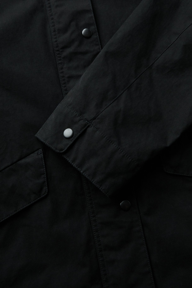 [epigram 여성] 코듀로이 카라 배색 재킷은 클래식한 무드의 여성용 아우터입니다. 힙을 덮는 미디엄 기장의 블랙 컬러 자켓으로, 간절기와 초겨울에 착용하기 좋습니다. 부드러운 코듀로이, 면혼방, 폴리혼방 소재로 제작되어 탄탄한 촉감과 두께감을 자랑하며, 래글런 소매와 세미 드롭 숄더 디자인으로 편안한 착용감을 선사합니다. 안쪽은 체크 패턴으로 포인트를 주었으며, 카라 비죠 디자인과 경량 충전재가 더해져 보온성을 높였습니다. 겨울 데일리룩, 출근룩, 모임룩 등 다양한 상황에 미니멀하고 시크하게 연출할 수 있습니다.
