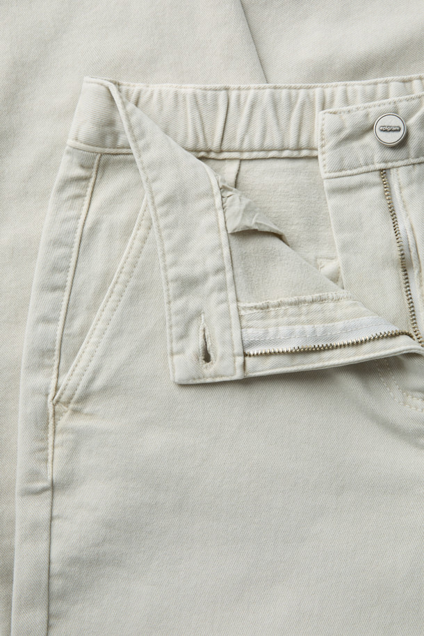 [epigram 여성] 기모 다잉 데님 팬츠는 포근한 겨울을 위한 캐주얼 데님 팬츠입니다. 부드러운 기모 안감과 두꺼운 두께감으로 뛰어난 보온성을 제공하며, 허리 뒷면 밴딩과 스판 혼용으로 편안한 착용감을 선사합니다. 슬림핏과 배기핏 두 가지 스타일로 출시되어, 데일리룩, 집콕룩, 동네 마실룩 등 다양한 TPO에 활용하기 좋습니다. 미니멀, 캐주얼, 클래식 스타일을 즐겨 입는 여성분들께 추천합니다.
