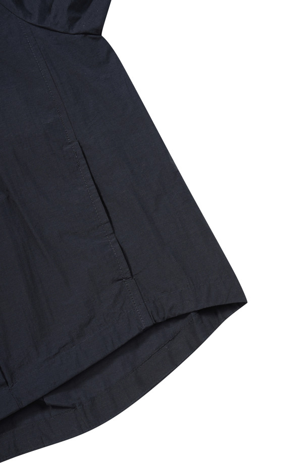 **에피그램 여성 스트링 볼륨 셔켓**은 캐주얼하고 미니멀한 스타일을 추구하는 여성 고객을 위한 상의입니다. 네이비 컬러의 무지 디자인으로, 봄, 여름 시즌에 활용하기 좋습니다. 라운드넥에 반소매 기장이며, 크롭 기장으로 시원한 느낌을 줍니다. 얇은 두께감과 스트링 및 셔링 디테일, 볼륨감 있는 실루엣이 특징이며, 세미 드롭 숄더와 스트링 조절로 다양한 핏을 연출할 수 있습니다. 데이트룩에 적합한 아이템입니다.
