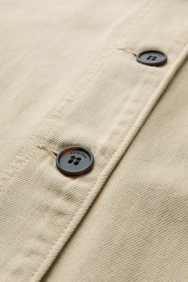 [epigram 여성] 코듀로이 카라 데님 셔켓은 베이직하고 캐주얼한 스타일을 연출하는 여성용 셔켓입니다. 봄, 가을 시즌에 적합하며, 레귤러 핏의 긴소매 디자인으로 편안하게 착용할 수 있습니다. 데님과 코듀로이 소재가 혼합되어 독특한 질감을 선사하며, 얇은 두께감으로 간절기에 활용하기 좋습니다. 카라 디테일과 사이드 포켓이 있어 실용성을 더하며, 스냅 버튼으로 간편하게 여밀 수 있습니다. 동네 마실룩이나 가을 나들이룩에 매치하여 미니멀하고 클래식한 스타일을 완성해 보세요.
