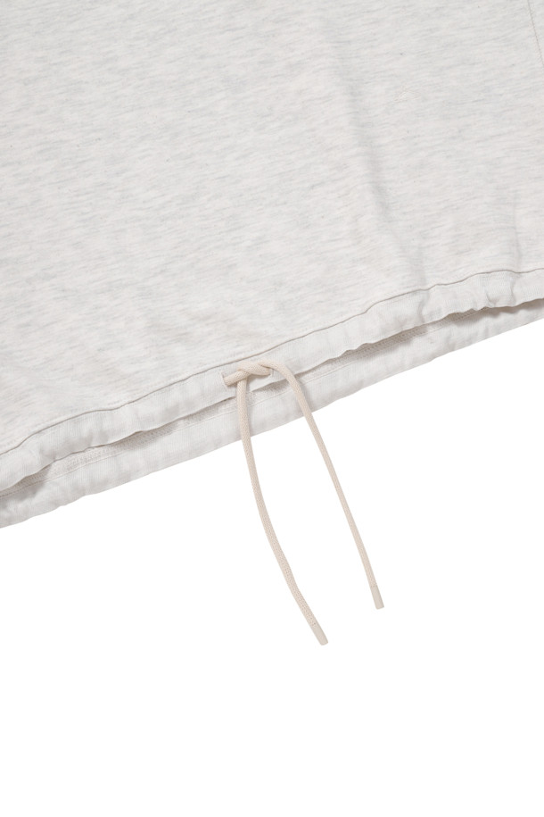 부드러운 면 소재의 스트링 포인트 맨투맨입니다. 7부 소매와 래글런 소매 디자인으로 활동성을 높였으며, 라운드넥과 밑단 스트링 디테일이 캐주얼한 무드를 더합니다. 립조직 넥라인 및 소맷단 마감으로 깔끔한 실루엣을 연출하며, 루즈핏으로 편안하게 착용 가능합니다. 일상, 여행, 집콕 등 다양한 상황에서 미니멀하고 시티보이 스타일을 연출해보세요. 그레이 컬러의 무지 디자인으로 어떤 옷에도 매치하기 용이합니다.
