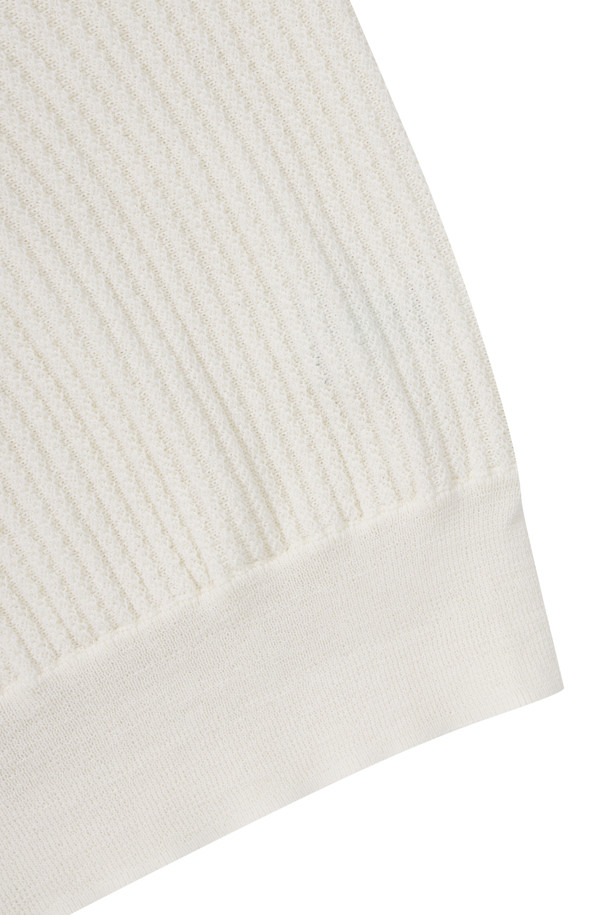 [에피그램 여성] 세미오버 크로쉐 반팔 니트는 여름 시즌에 시원하게 즐길 수 있는 여성용 상의입니다. 얇은 두께감의 니트 소재로 제작되어 통기성이 뛰어나며, 크로쉐 패턴과 슬릿 디테일, 요철감 있는 조직이 돋보입니다. 세미오버핏으로 편안하면서도 클래식하고 릴렉스한 무드를 연출하며, 카라 디자인이 페미닌한 느낌을 더합니다. 데이트룩, 카페룩, 여행룩 등 다양한 TPO에 맞춰 클래식, 미니멀, 리조트 스타일을 완성해보세요. 반소매 기장의 크롭 기장으로 시원함과 스타일리시함을 동시에 잡았습니다.
