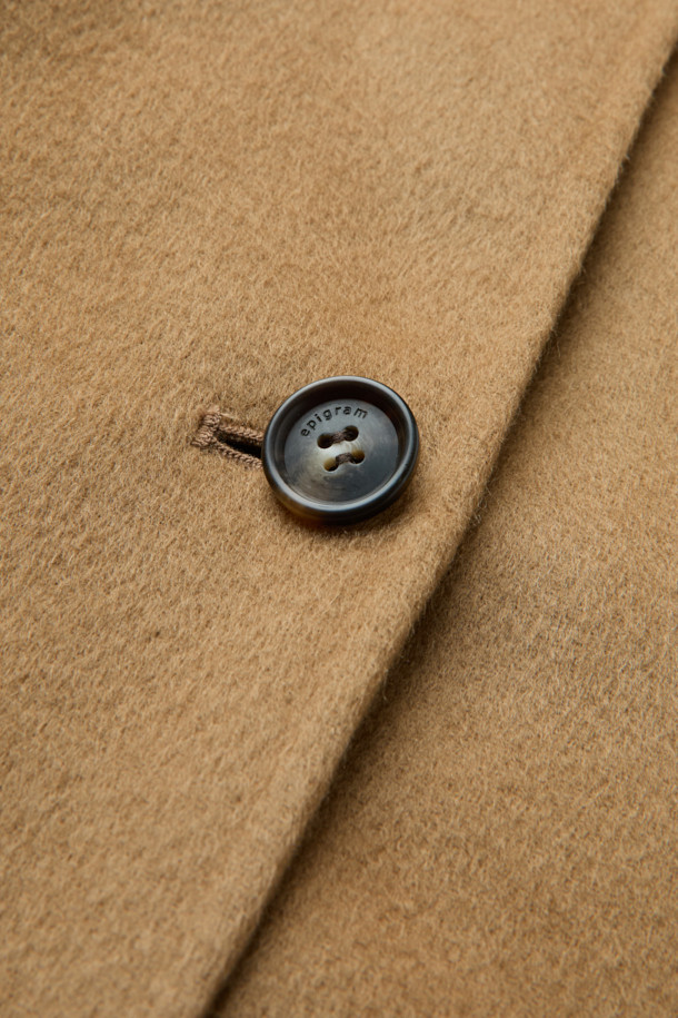 [epigram여성] 울캐시 블렌드 후드코트는 부드러운 울과 캐시미어 혼방 소재로 제작되어 포근한 착용감을 선사합니다. 베이지와 카멜 두 가지 컬러로 출시되었으며, 숄칼라 후드 디자인에 더블 버튼 여밈으로 클래식하고 세련된 분위기를 연출합니다. 루즈핏으로 편안함을 강조했으며, 데일리룩부터 포멀한 자리까지 폭넓게 활용 가능합니다. 가을, 겨울 시즌에 어울리는 두꺼운 두께감과 핸드메이드 봉제, 히든 포켓, 더블브레스티드 디테일이 돋보이는, 스타일리시한 여성용 아우터입니다. 출근룩, 모임룩, 데이트룩 등 다양한 TPO에 맞춰 클래식, 미니멀, 캐주얼 스타일을 완성해보세요.
