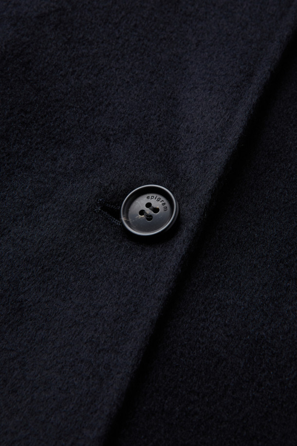 [epigram 여성] 울캐시 블렌드 후드코트는 울과 캐시미어 혼방 소재로 제작되어 부드러운 촉감과 뛰어난 보온성을 자랑합니다. 숄칼라와 후드 디자인이 세련된 멋을 더하며, 데일리룩과 포멀룩 모두 소화 가능한 활용도를 갖췄습니다. 네이비 컬러의 무지 디자인에 더블 버튼 여밈 방식과 루즈핏으로 클래식하면서도 캐주얼한 스타일을 연출합니다. 핸드메이드 봉제와 히든 포켓 디테일로 고급스러움을 더한 하프 기장의 겨울 아우터입니다. 출근룩, 모임룩, 데이트룩 등 다양한 TPO에 맞춰 미니멀하고 클래식한 스타일을 완성해보세요.
