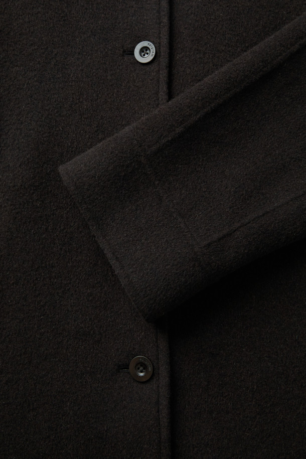 [epigram 여성] 울캐시 발마칸 롱코트는 부드러운 울과 캐시미어 혼방 소재로 제작되어 가을, 겨울 시즌에 따뜻하게 착용할 수 있는 여성용 발마칸 코트입니다. 블랙 컬러의 미니멀하고 클래식한 디자인으로, 출근룩, 오피스룩, 모임룩 등 다양한 TPO에 활용 가능합니다. 오버핏 실루엣에 롱 기장으로, 퀼팅 안감과 탈착 가능한 벨트, 등판 트임, 스트라이프 소매 안감 등의 디테일이 돋보입니다. 긴 소매와 두꺼운 두께감으로 보온성을 높였으며, 부드러운 촉감이 특징입니다. 버튼 여밈 방식으로 간편하게 착용할 수 있습니다.
