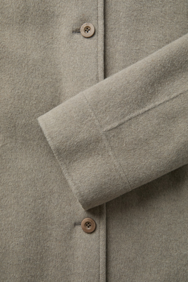 가을, 겨울 시즌을 위한 울캐시 발마칸 롱코트입니다. 베이지와 그레이 두 가지 컬러로 출시되었으며, 미니멀하고 클래식한 스타일을 연출합니다. 부드러운 촉감의 울과 캐시미어 혼방 소재로 제작되어 고급스러운 착용감을 선사합니다. 오버핏과 루즈핏 디자인으로 편안하게 착용 가능하며, 퀼팅 안감, 등판 뒤트임, 탈착 가능한 벨트 등의 디테일이 돋보입니다. 겨울 데일리룩, 오피스룩, 모임룩 등 다양한 TPO에 활용 가능하며, 소매 스트라이프 배색과 핸드메이드 봉제 디테일로 시크한 무드를 더했습니다.
